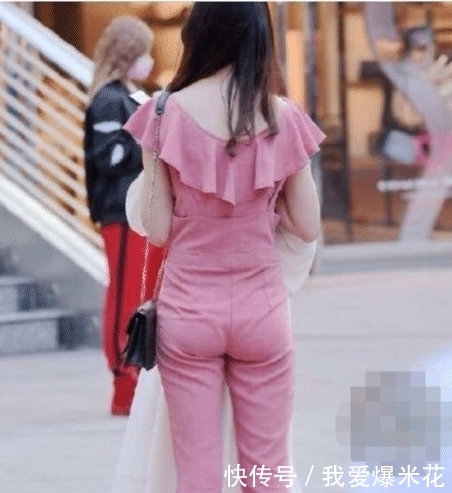『身材是真』街拍:小姐姐穿粉红色连体裤,身材真好!回头的一瞬间却让人傻眼