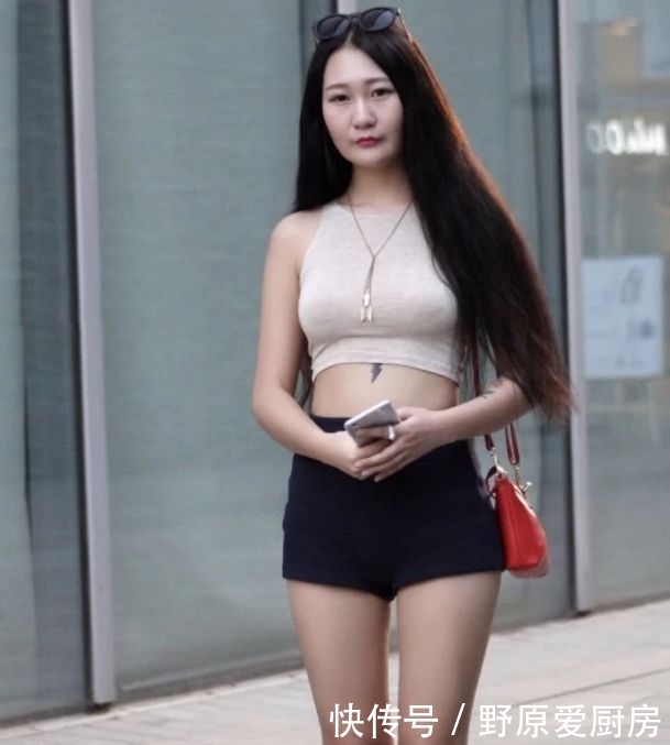  #小蛮#街拍：会保养的知性熟女，气质满满，这小蛮腰让我很喜欢