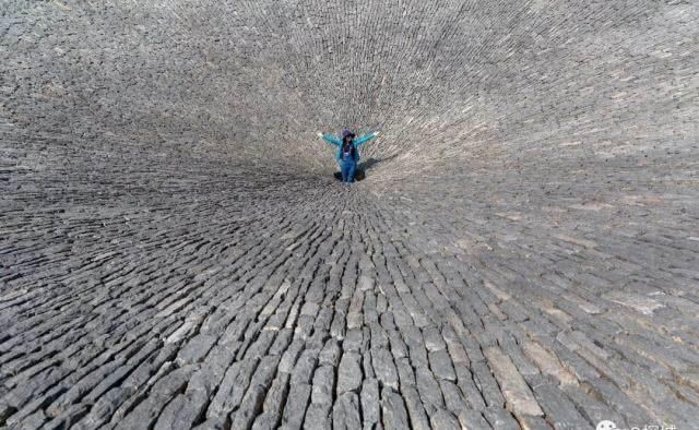 石头会呼吸 粉红花田上千亩 重庆这个景区一天穿越一亿年