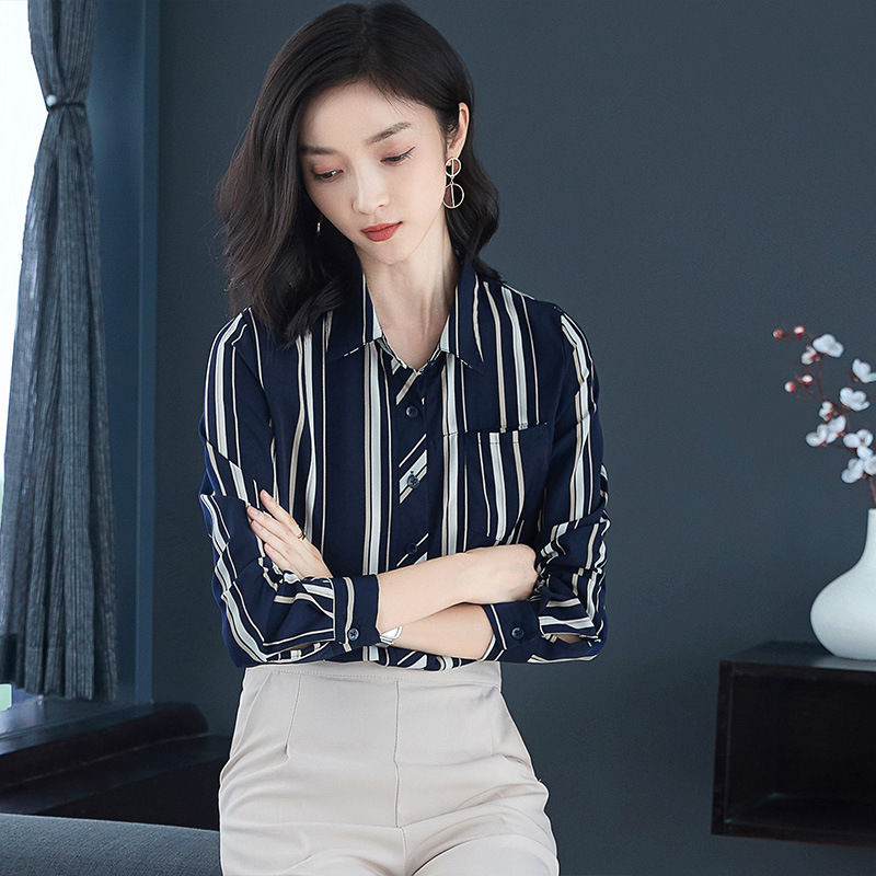 奔4的女人，别再穿“黑丝袜+包臀裙”!瞧这样的套装，嫩减18