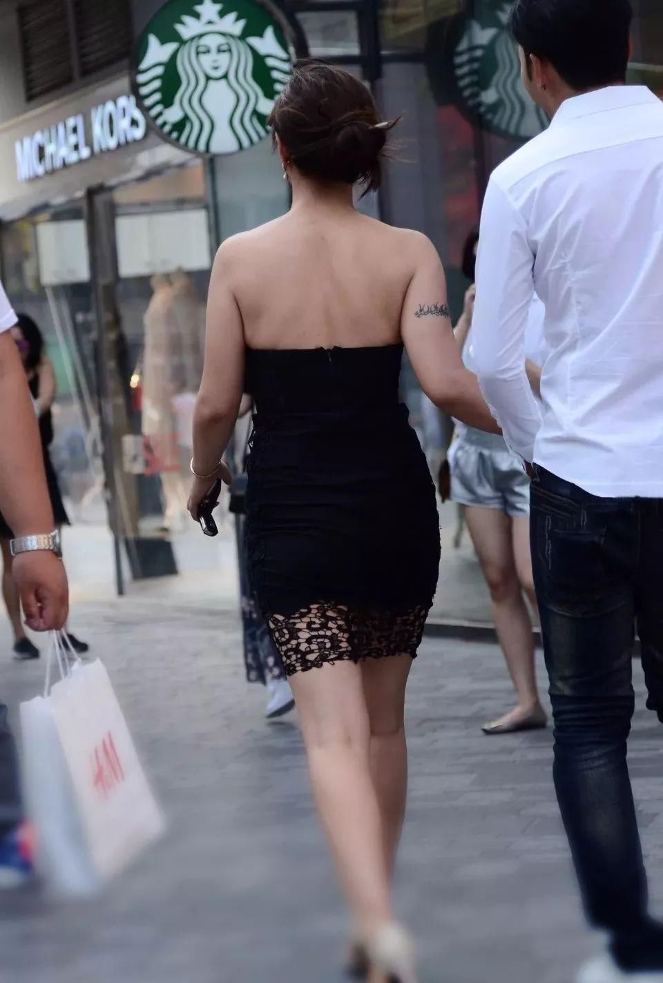 街拍:肉肉的美女最受欢迎，男友很疼爱!