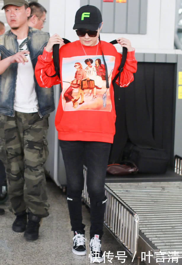 李宇春终于穿上低胸裙，网友女人，成功引起注意