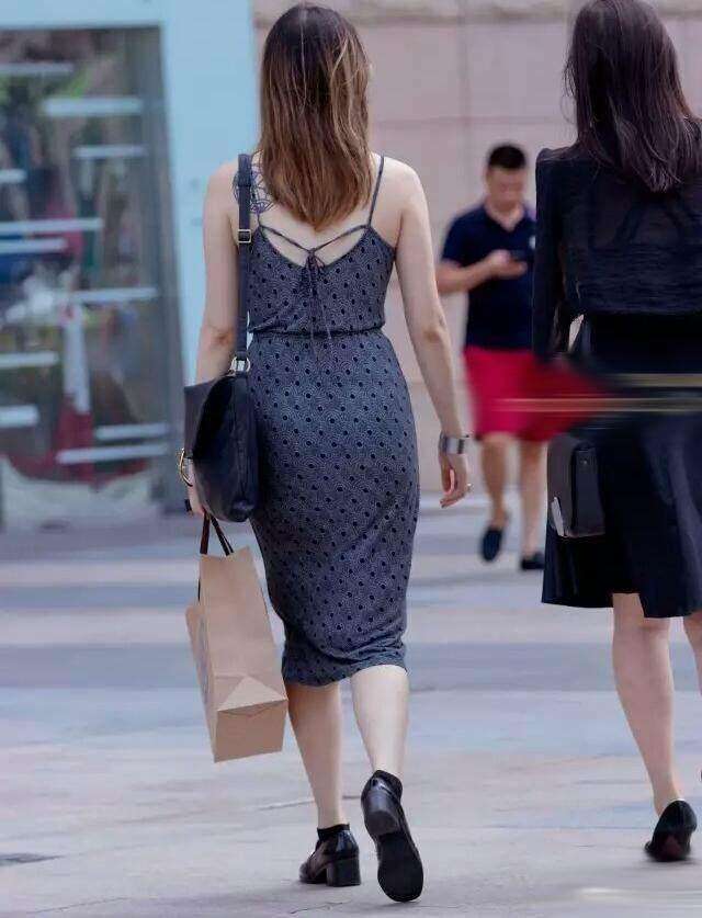 街拍:薄款吊带裙的白皙辣妈,散发出女人魅力