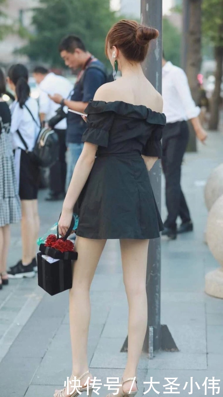  美女|美女街拍：小姐姐身材好纤瘦呀，长得可爱又清纯，明星级别的美貌！