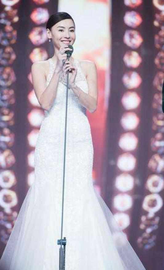 张柏芝风韵犹存,穿烂大街的裙子都能美翻,普通人无人能驾驭