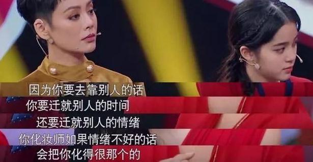 53岁刘嘉玲穿渔网袜戴夸张耳环出席活动，化妆师亮了