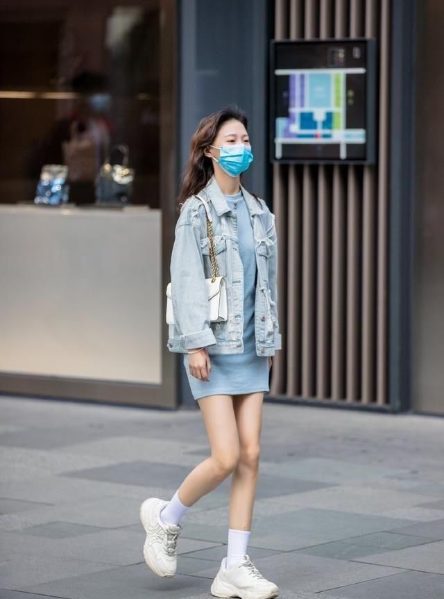  [特别]路人街拍，小姐姐身穿一件浅蓝色的牛仔裤，非常简约