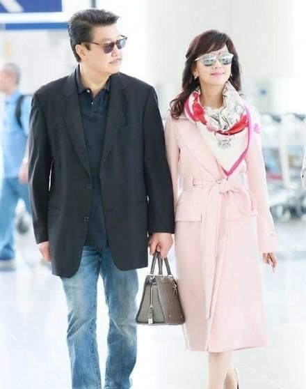 62岁赵雅芝满眼皱纹现身活动，网友：没打针的脸就是真实！