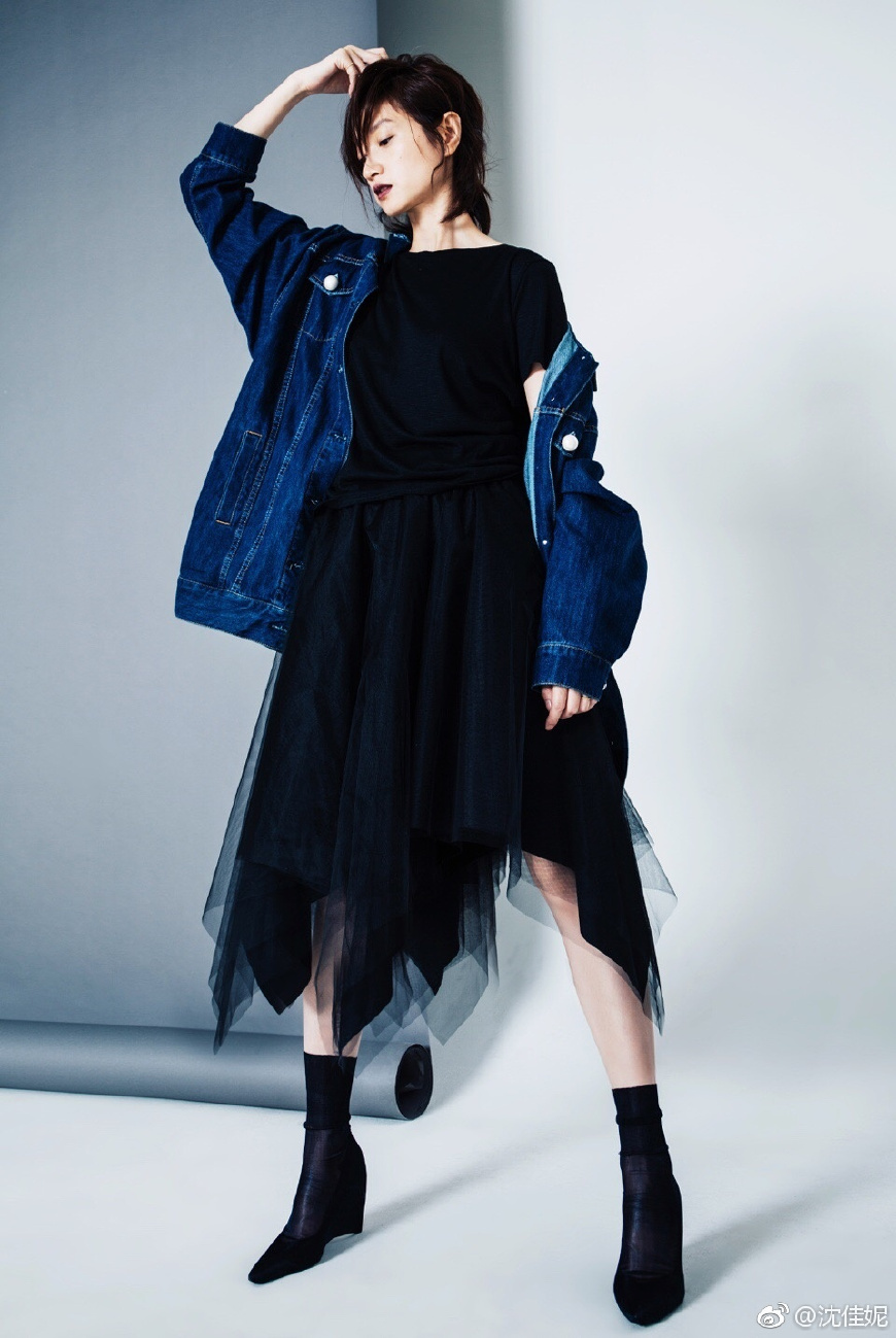 沈佳妮身穿开叉长裙端庄优雅，尽秀大长腿，网友：朱亚文好眼光！
