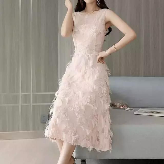 去年的连衣裙别穿了，学学时髦女人这样穿，走哪都是风景线