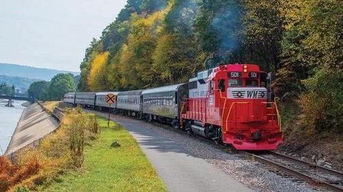 世界上最陡峭的铁路,车身的一半在悬崖外,游客都怕掉下去!