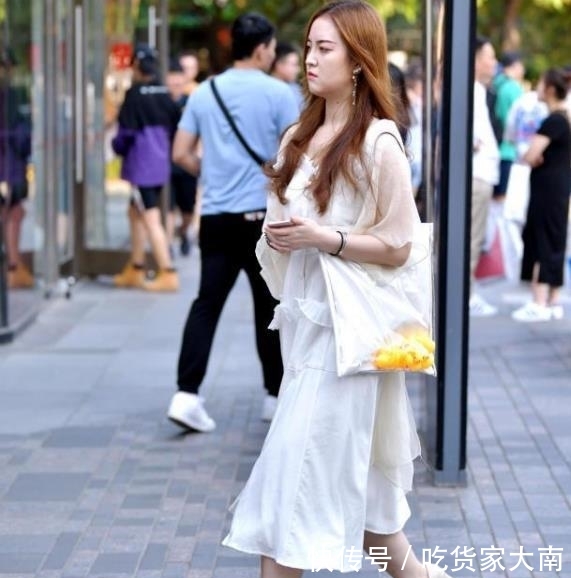  『位美女选择』街拍美女：时尚漂亮的紧身裙小姐姐，甜蜜动人，很有吸引力！