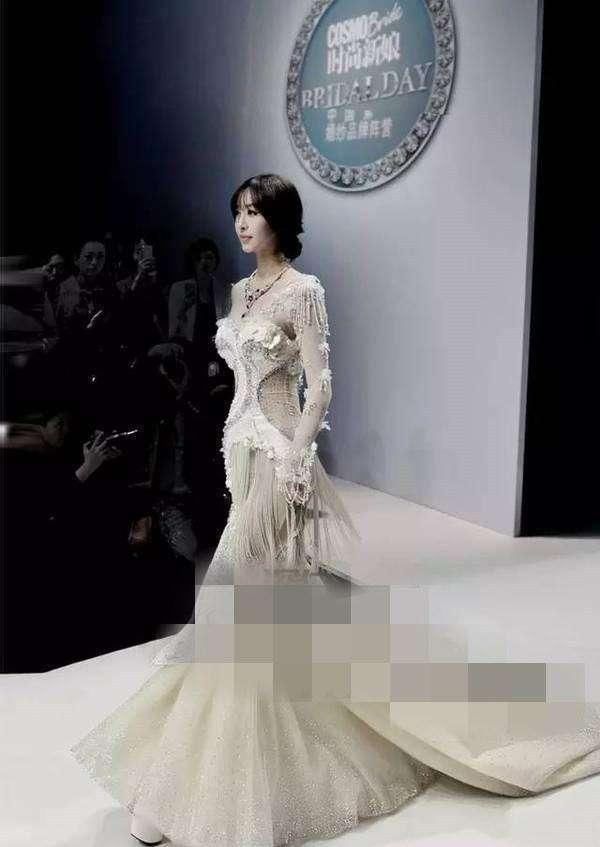 李菲儿真敢穿!斜肩裙上面包不住，网友:大饱眼福