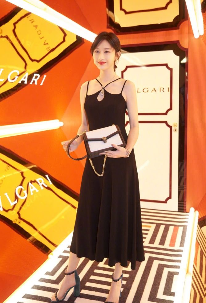 张俪的牛仔裙不会穿反了吧?正面怎么一点修饰都没有!