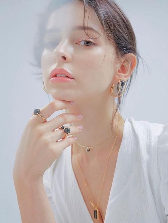  『身材』纤瘦身材超有料！乌克兰可甜可盐小仙女olena美图赏