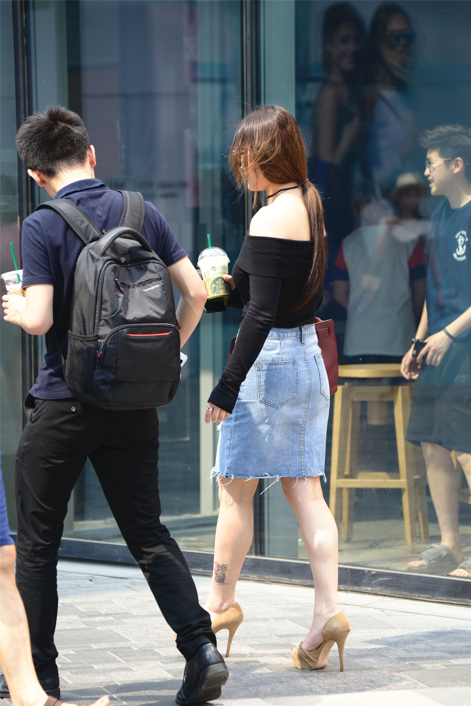 这位穿着牛仔包臀裙的小姐姐，她的一字肩和鱼嘴高跟也功不可没