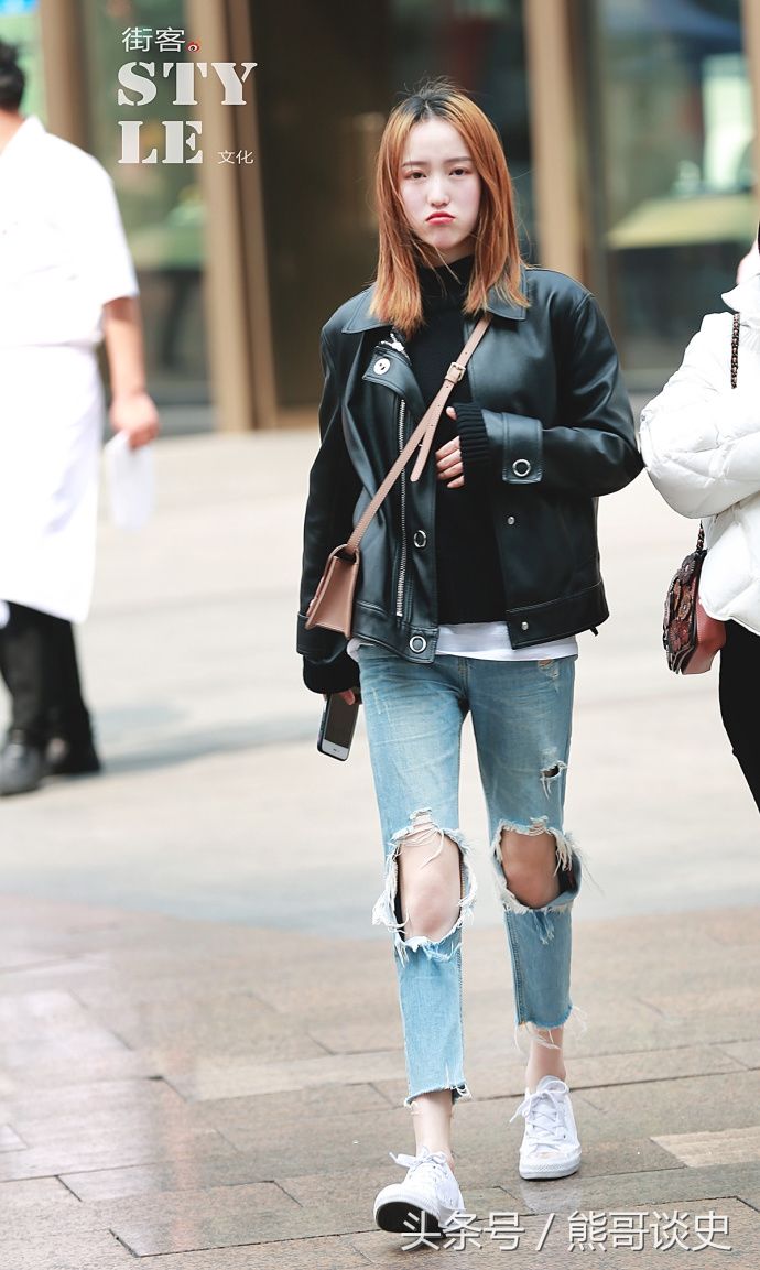 重庆街拍，黑色皮大衣搭配黑色紧身裤，可美丽可酷帅系列!