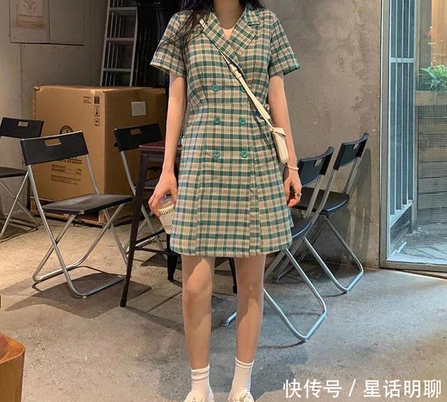 『显瘦』开春第一条裙子首选“西装裙”,显瘦还时髦,上班约会都适合穿它