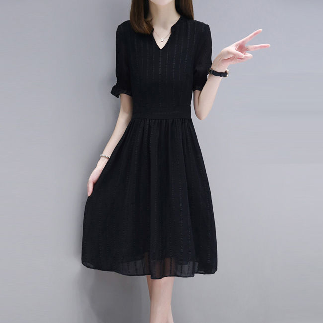 老婆讨厌穿裤装，三伏天只穿优雅裙出门，搭配高跟鞋，女人味十足