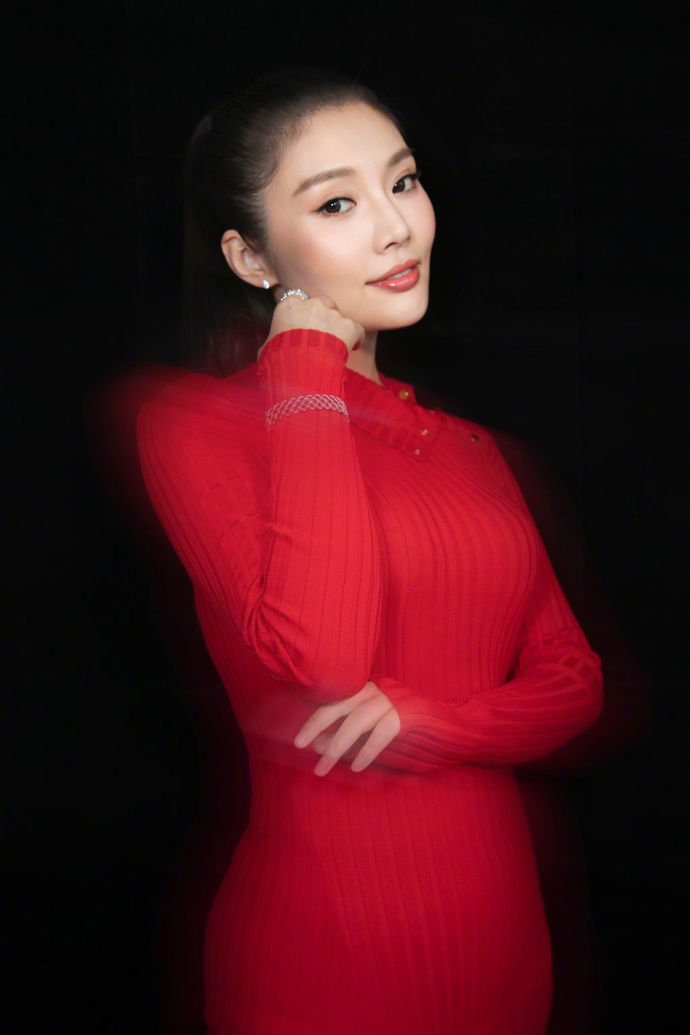 徐冬冬一身红色针织紧身裙亮相《西虹市首富》首映，性感又干练