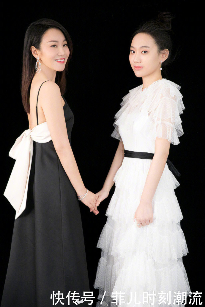 闫妮穿黑色连衣裙优雅动人，肩带勒的好紧，网友：看着都呼吸困难