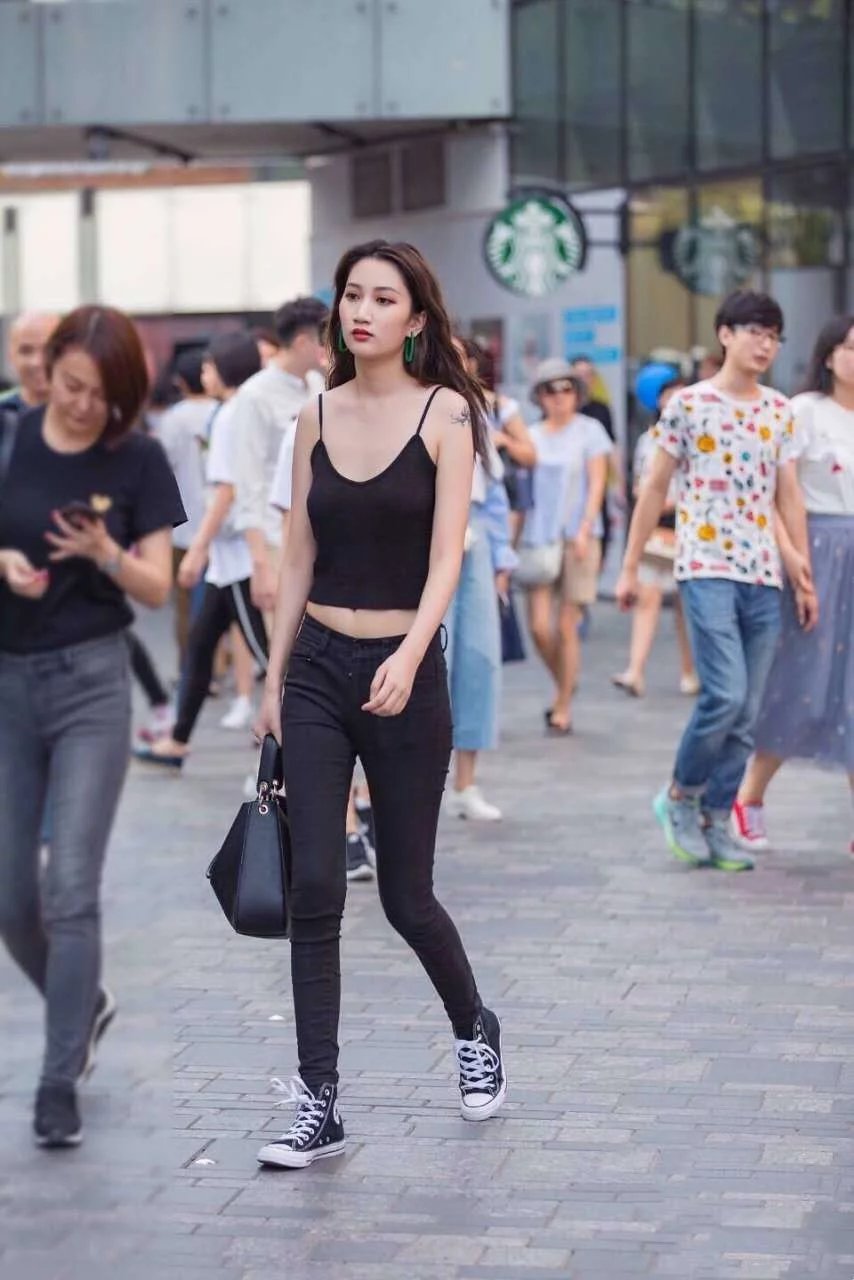 气质小姐姐吊带背心秀身材，小巧的服饰充满不羁的韵味，女神的气