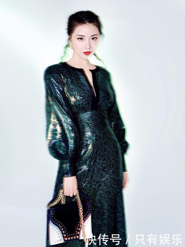 菅纫姿双马尾俏皮可爱，长外套内搭挂脖泳衣，大长腿吸睛