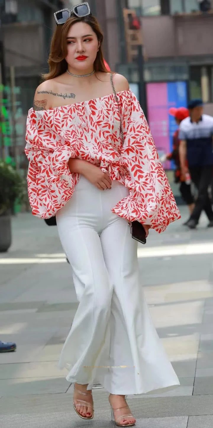 丰腴气质小姐姐露背装尽显轻熟女范儿，白色紧身裤裹出丰腴女人味