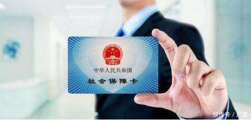 两本证书挂靠在不同单位时社保如何处理？