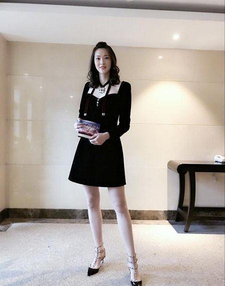 绝对是女神！当惠若琪穿上尖头高跟鞋，美腿显得更加修长了！