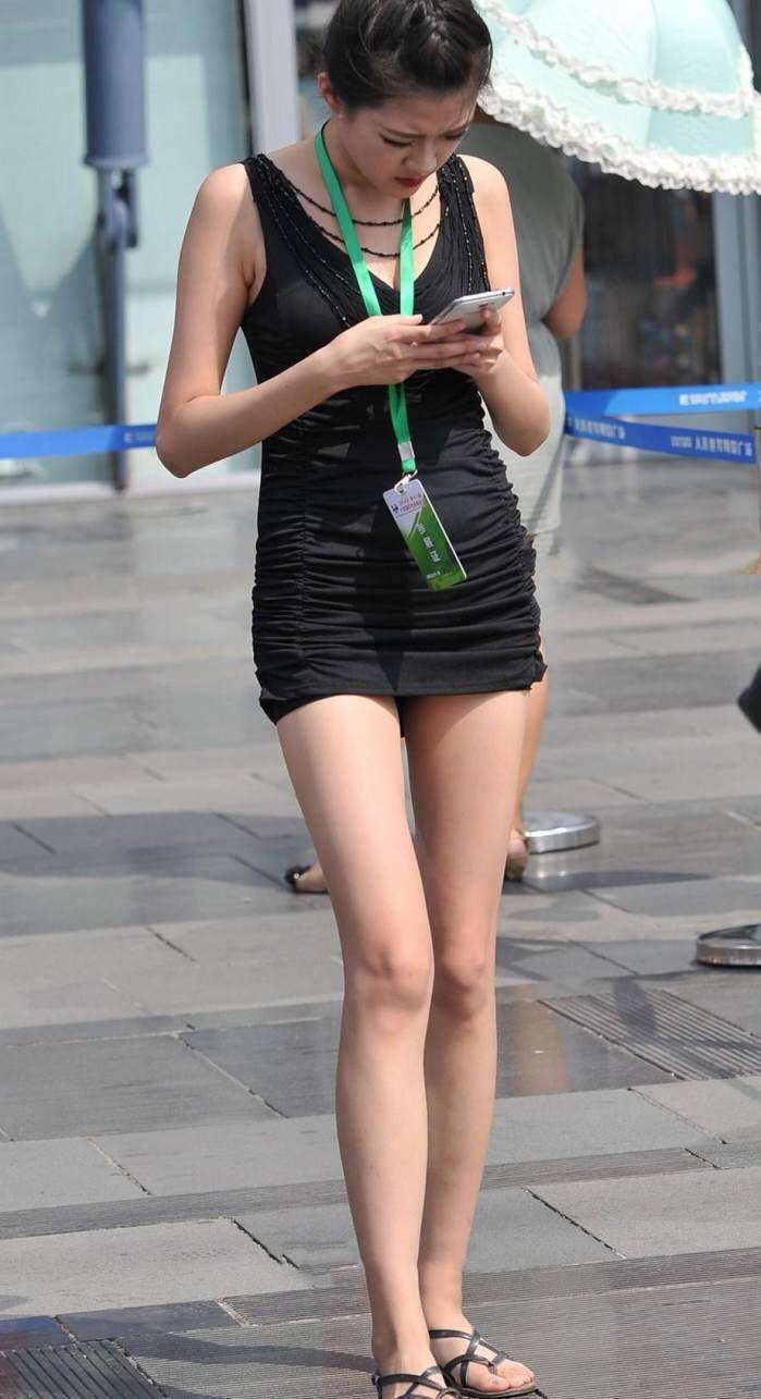 街拍: 紧身包臀裙的服务人员, 身材很丰满