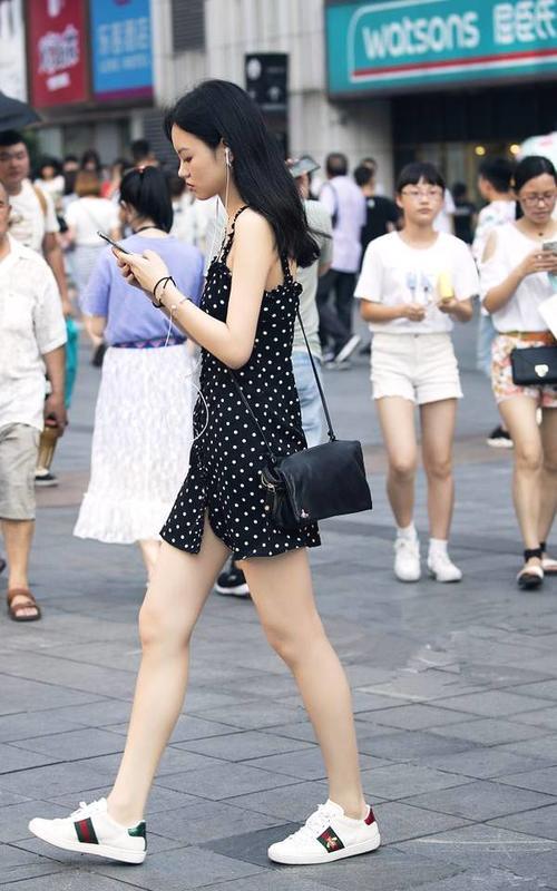 街拍：清纯可爱的小姐姐，身材纤细性感，气质优雅迷人！