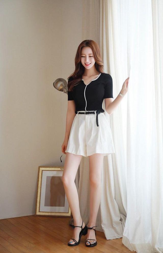 街拍：活力浪漫的紧身裤穿搭，远看小姐姐一种酷酷的感觉