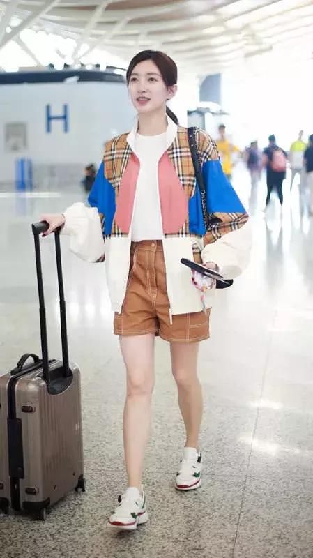 江疏影5分短裤秀美腿，又白又细更像“鸡肉肠”,一转身才是亮点!