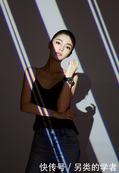 被杨颖的腹肌给吓到了，一直有点微胖的她，这下可以穿得很惊艳了