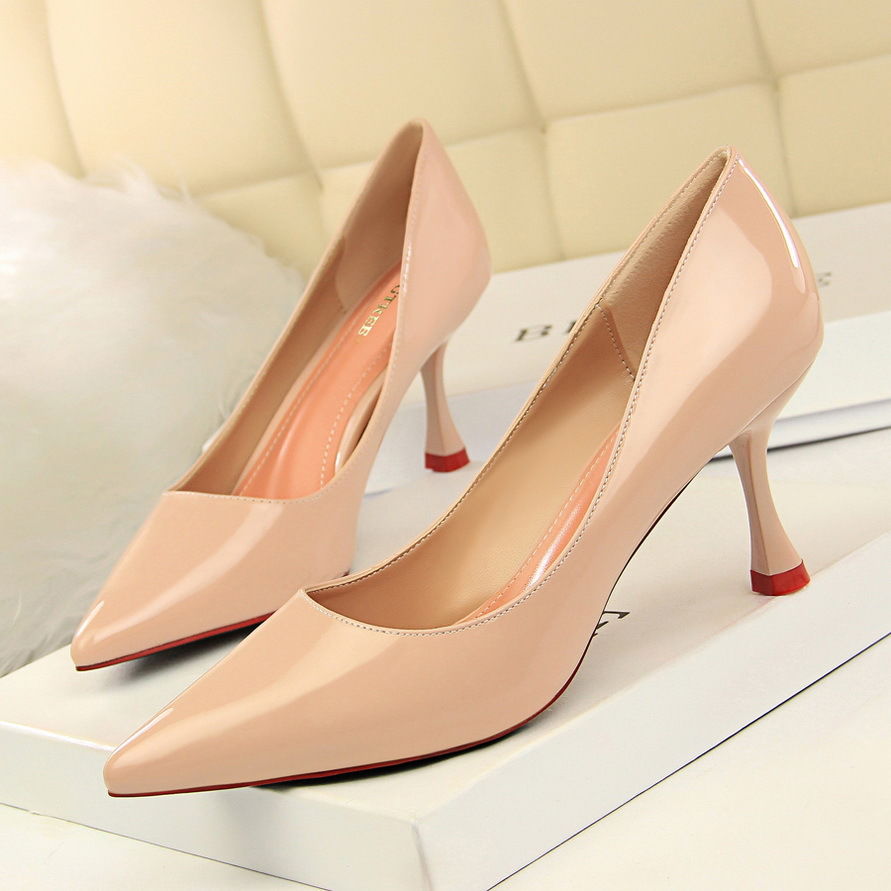 女人真会穿，这么高的高跟鞋穿着就是迷人，百分百的男人都看