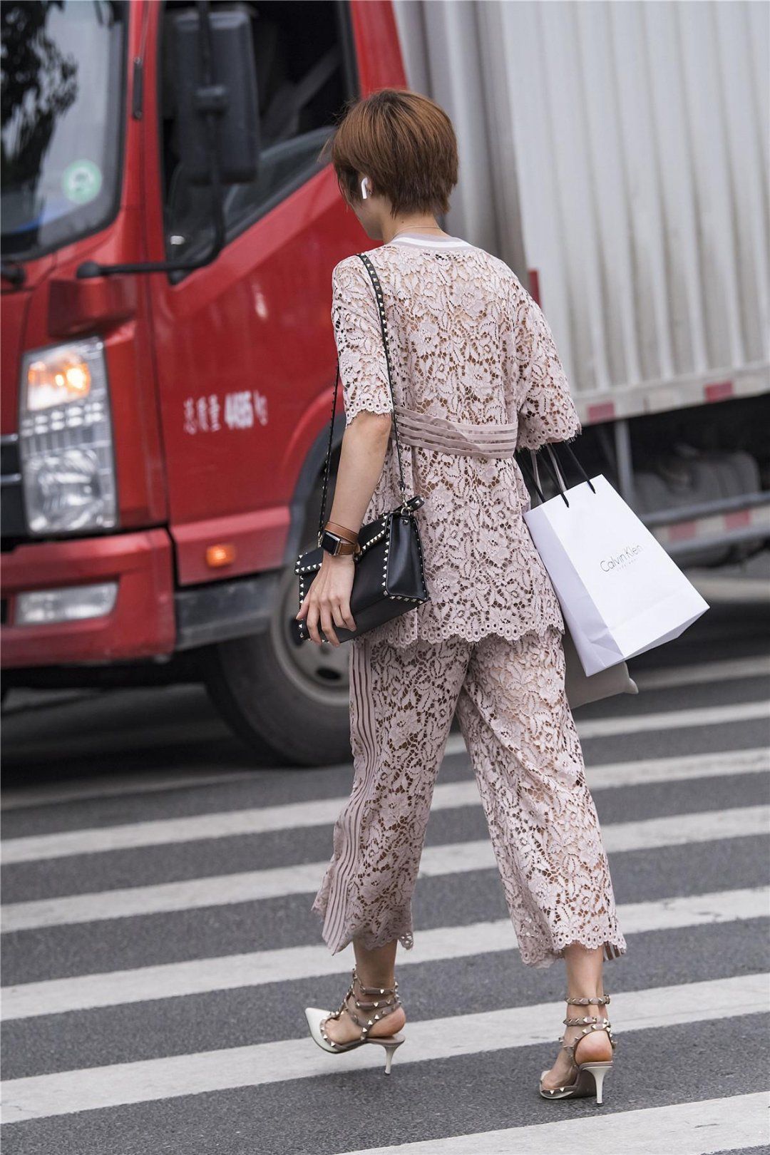 街拍:穿雷斯莎装的姑娘，尽显华丽高雅气质