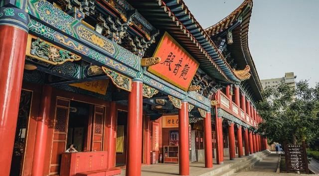 这座寺庙位于甘肃闹市，周围已翻新重建，唯有它1600年来屹立不倒