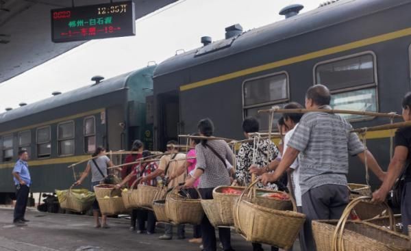  唯一@中国唯一“不收钱”一趟火车：男女老幼都可乘坐，还能在车