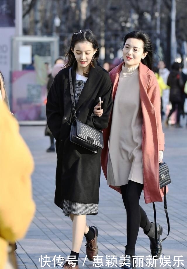 「优秀」小姐姐穿着吊带裙,黑色的色调也掩盖不了优秀的身材