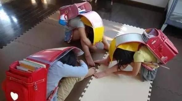  #孩子的书#日本小学生的书包重达20斤，里面装的东西，中国学生都不敢放