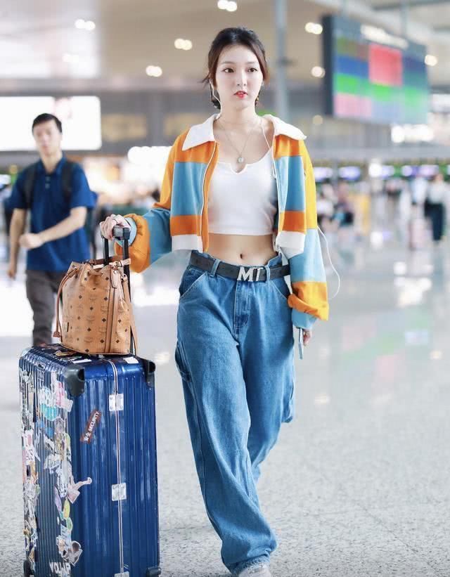  #露脐装#101的强东玥瘦成那样了短装露脐装呈现A4腰，柔美讨人喜欢有魅力