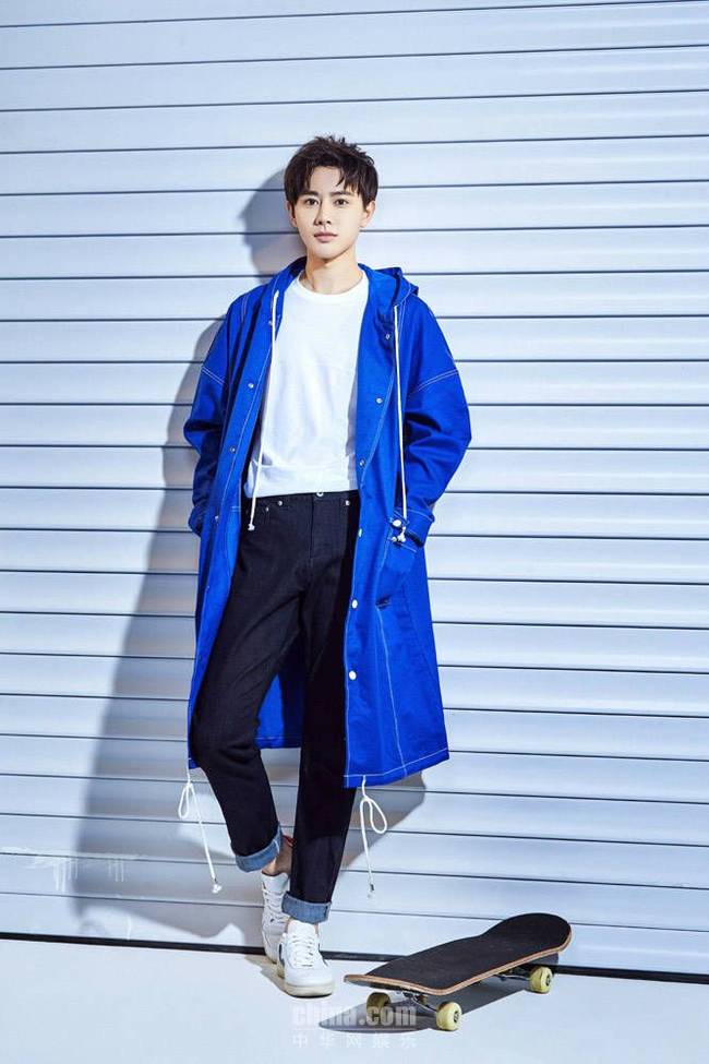 王佑硕曝活力时尚写真 蓝色外套更显青春魅力