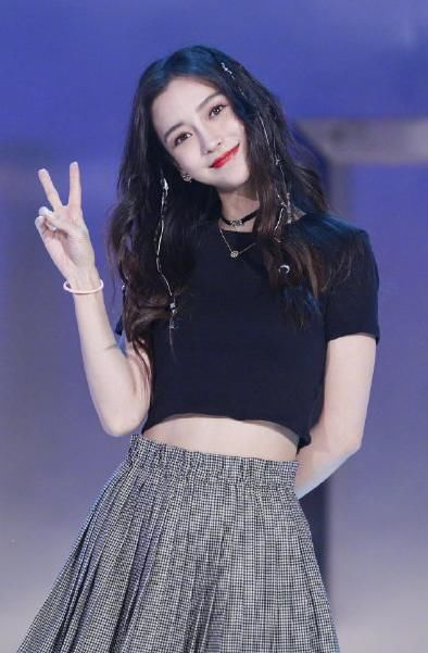 『杨颖』关晓彤杨颖挑战“儿童装”以为是最美，再看到虞书欣身材曲线更让人惊艳