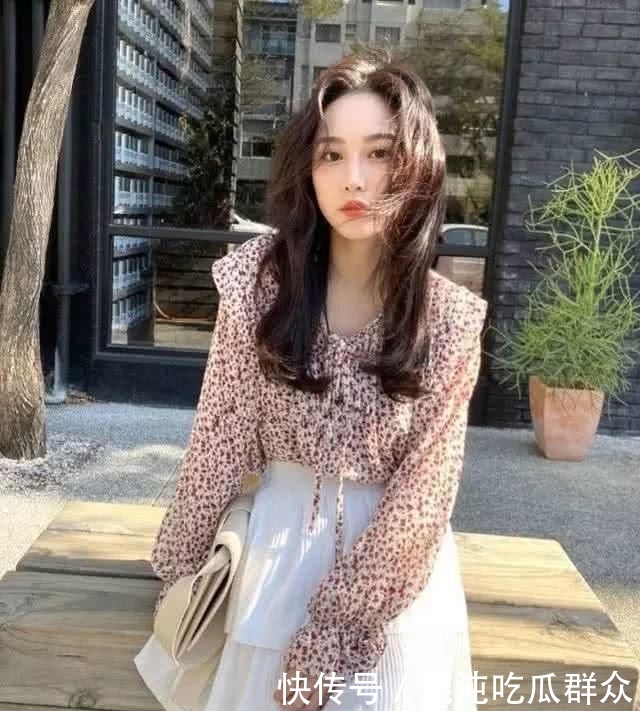 『紧身裤』建议小个子女生:别总穿棉服+紧身裤,2020流行这样穿很显高