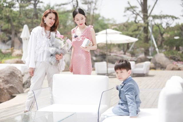 时尚不分年纪！5岁嗯哼牵妈出镜，穿睡衣风衬衫还单手插兜扮酷