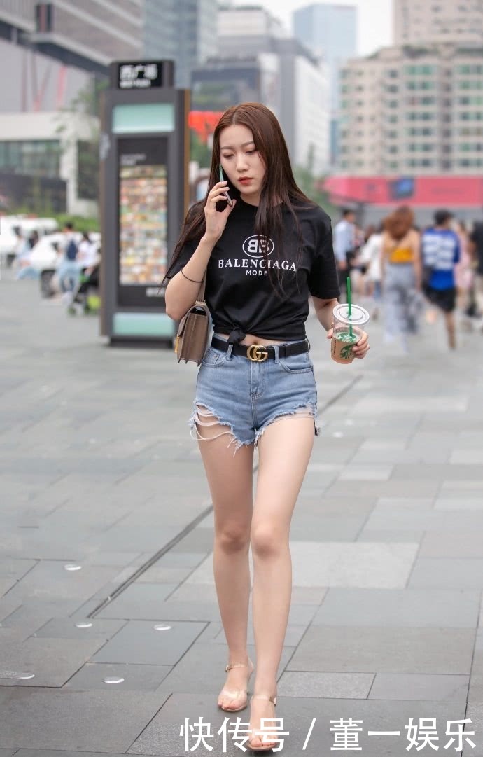 街拍美女，自信大气与甜美清新解锁迷人夏日范，“小腰精”很抢镜
