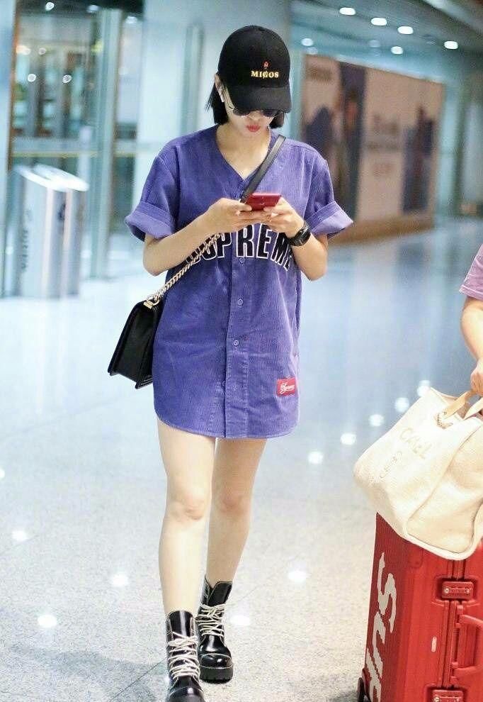 宋茜越来越不会好好穿衣服了!把裙子拉那么高,就不怕走光吗?