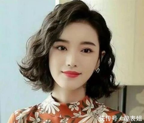  「气质」中年女性过年烫这些发型才显年轻，气质