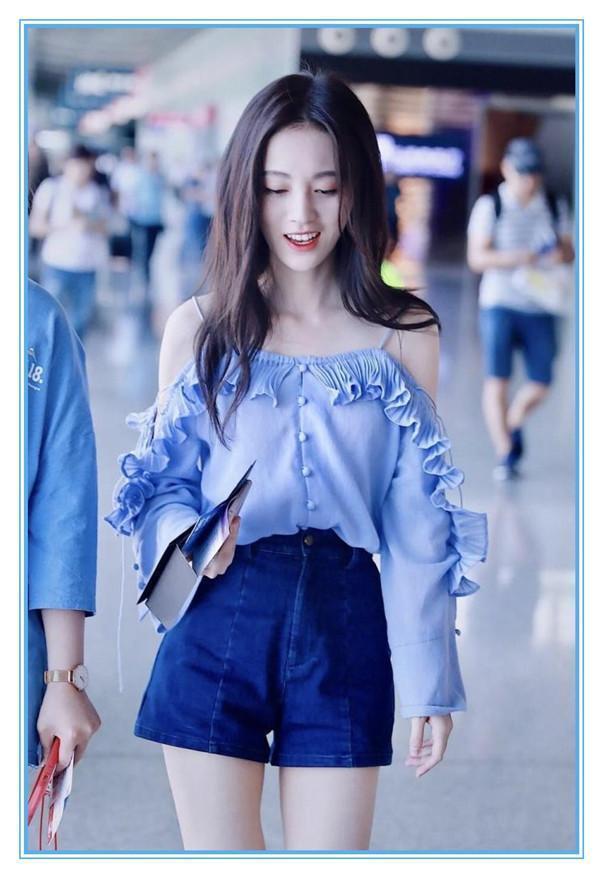 本以为穿吊带装的周冬雨够清纯了，可看到鞠婧祎，我瞬间沉默了！